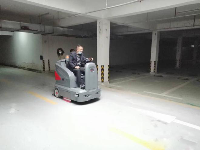 普陀小区物业保洁不用人力改用驾驶式洗地机了